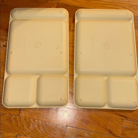 2 Tupperware Plates - Picture 2 of 2